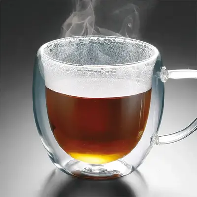 耐熱ガラス二重構造で暑い飲み物も容器が熱くなりにくく持ちやすい。 耐熱ガラス二重構造で暑い飲み物も容器が熱くなりにくく持ちやすい。
