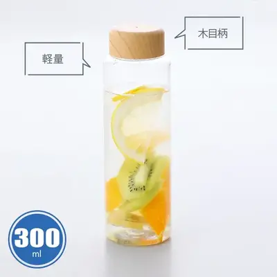 木目調キャップが新鮮な印象の軽量なクリアボトルです。 木目調キャップが新鮮な印象の軽量なクリアボトルです。