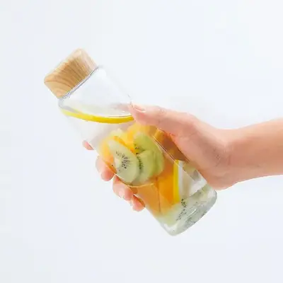 飲みなれたドリンクもおしゃれに見える透明ボトル。 飲みなれたドリンクもおしゃれに見える透明ボトル。