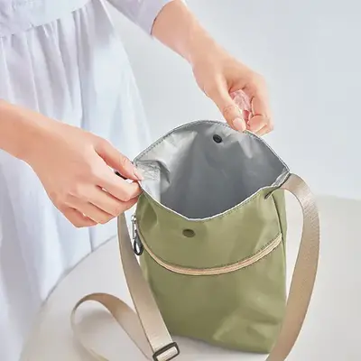 間口にスナップ、シルバーコートで簡易的な保冷温機能を設けています。 間口にスナップ、シルバーコートで簡易的な保冷温機能を設けています。