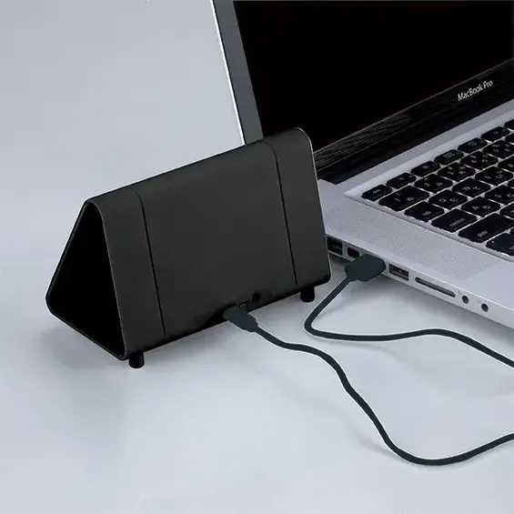 USB充電専用ケーブル付き。USB充電で約4時間の連続再生が可能です。