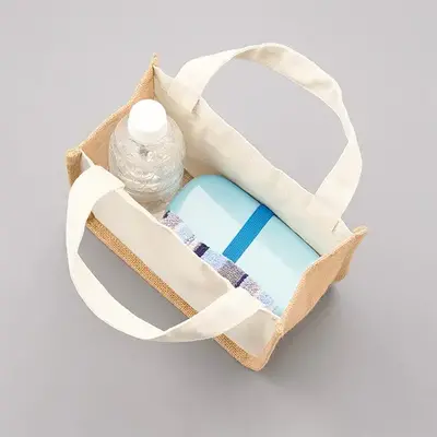 350mlペットボトルとお弁当がピッタリ入るサイズ感。 350mlペットボトルとお弁当がピッタリ入るサイズ感。