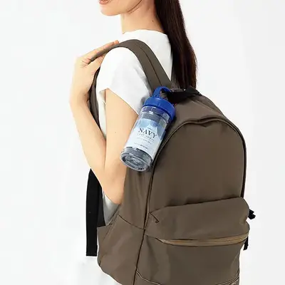 リュックなどに引っかけて持ち歩けます。 リュックなどに引っかけて持ち歩けます。