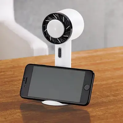 スマホスタンドとしても同時使用できます。 スマホスタンドとしても同時使用できます。