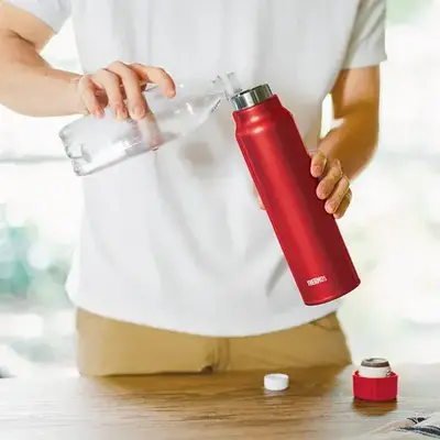 500mlのペットボトル飲料を詰め替えるのに手軽なサイズ感です。 500mlのペットボトル飲料を詰め替えるのに手軽なサイズ感です。