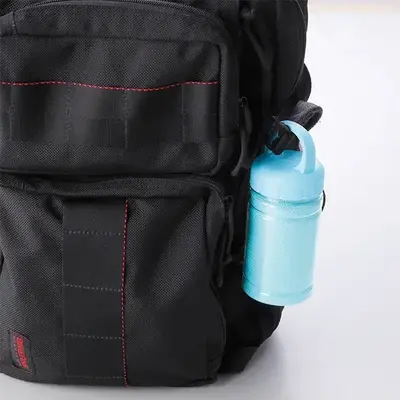 カラビナ付きボトル入りでナップサックなどにぶら下げられます。 カラビナ付きボトル入りでナップサックなどにぶら下げられます。