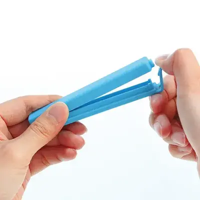 クリップ上部を押すと開きます。 クリップ上部を押すと開きます。