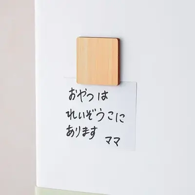 冷蔵庫などにピタッと貼れます。 冷蔵庫などにピタッと貼れます。