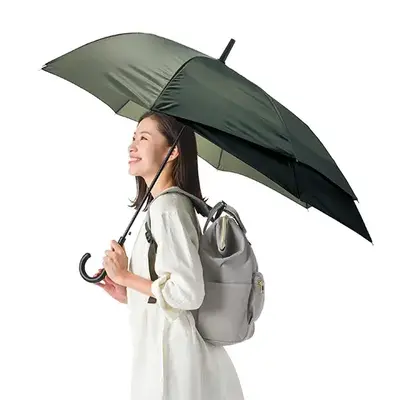 背中やリュックが濡れにくい便利な傘です。