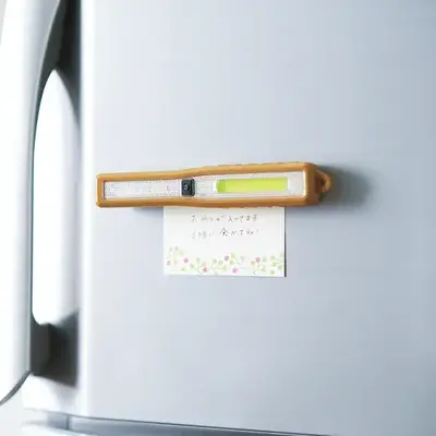 マグネット付きで冷蔵庫やロッカーなどに貼り付けられます。 マグネット付きで冷蔵庫やロッカーなどに貼り付けられます。