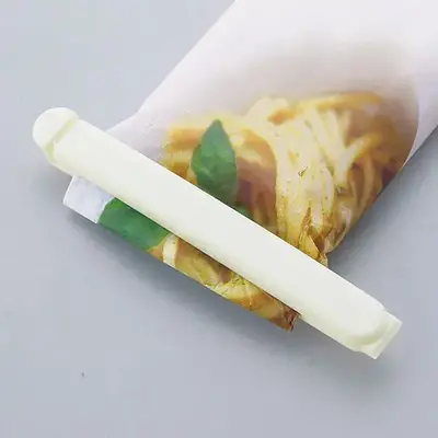 開封したお菓子などの袋をピッタリ密封します。 開封したお菓子などの袋をピッタリ密封します。