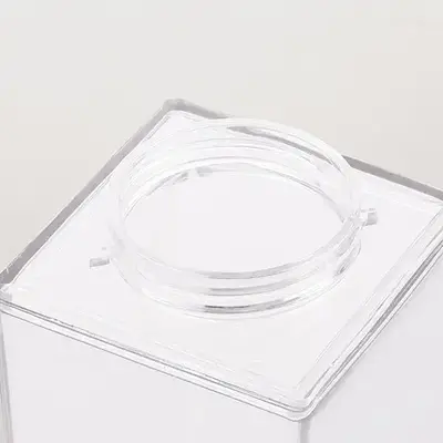 上部のフタを外すと氷なども余裕で入ります。 上部のフタを外すと氷なども余裕で入ります。