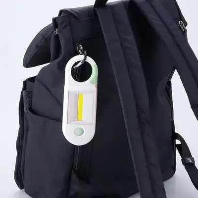 カラビナ付きでカバンやベルトに装着できます。 カラビナ付きでカバンやベルトに装着できます。
