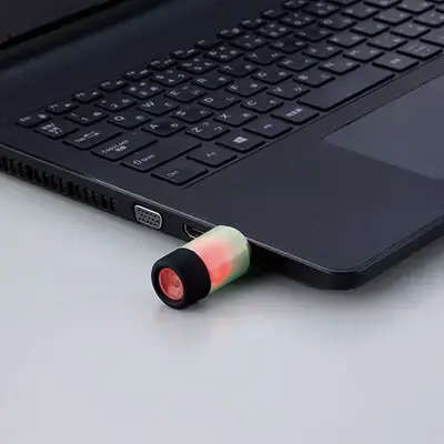 USB充電式です。電池やコードは不要です。 USB充電式です。電池やコードは不要です。
