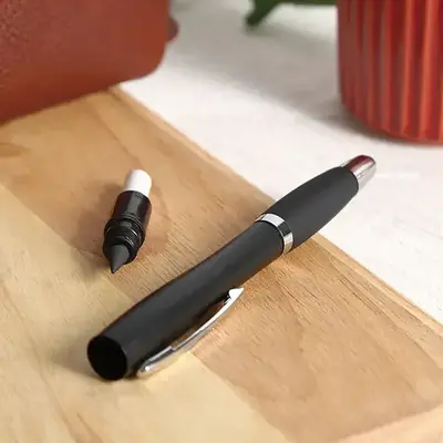 鉛筆・ボールペン・タッチペン・消しゴムと4つの機能付の多機能ペンです。