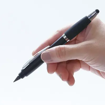 握りやすく書きやすい形状のペンです。