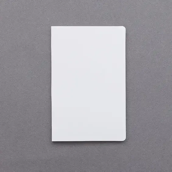 真っ白な表紙が印象的な大・中・小3種類の付箋セットです。
