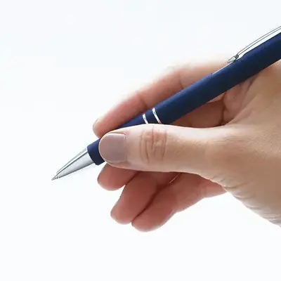 メタルの重厚感とラバーの質感がしっとりと手に馴染むボールペンです。