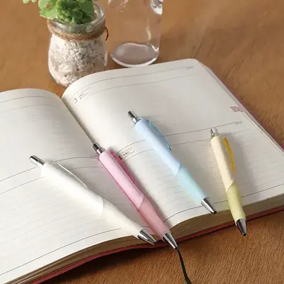 手にしっかりなじみ書きやすいグリップが特徴のボ-ルペンです。 手にしっかりなじみ書きやすいグリップが特徴のボ-ルペンです。