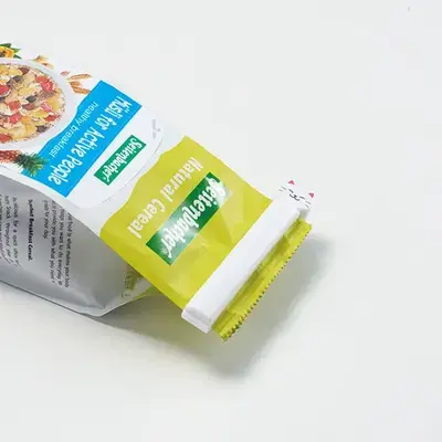 挟んで手軽に閉じられます。 挟んで手軽に閉じられます。