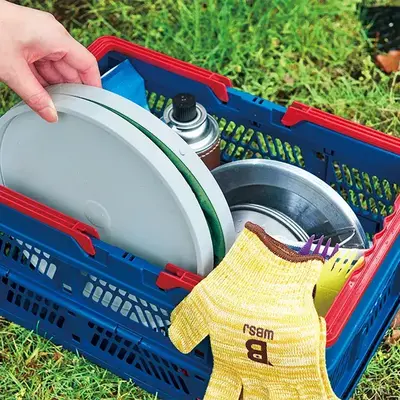 持ち運びはコンパクトに折りたたんで隙間に収納できます。 持ち運びはコンパクトに折りたたんで隙間に収納できます。