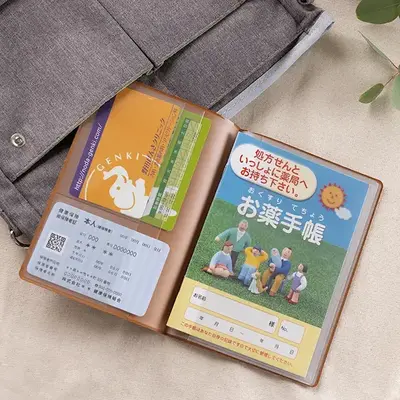 お薬手帳、診察券、健康保険証などをまとめて収納できるカバー。 お薬手帳、診察券、健康保険証などをまとめて収納できるカバー。