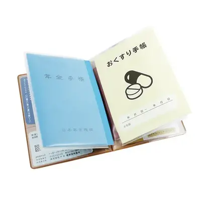 フリーポケットがたくさんあり、年金手帳などもまとめて収納でき便利。 フリーポケットがたくさんあり、年金手帳などもまとめて収納でき便利。