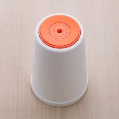 背面には滑り止めが付いています。 背面には滑り止めが付いています。