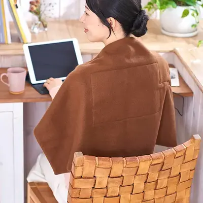 肩に羽織って 肩に羽織って