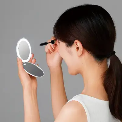 スイッチを押すとLEDライトが光り暗い所でも安心。 スイッチを押すとLEDライトが光り暗い所でも安心。