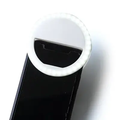 スマホに簡単装着できます。 スマホに簡単装着できます。