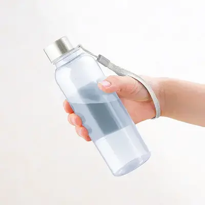 ハンドストラップ付で落下防止に。 ハンドストラップ付で落下防止に。