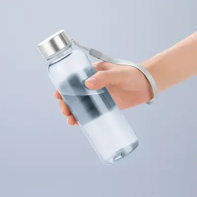 落下防止用のハンドストラップ付き 落下防止用のハンドストラップ付き