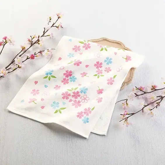 桜の絵柄が前面に描かれた、春のイベントにおすすめのフェイスタオルです。