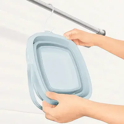フック穴付きで壁掛けも可能。 フック穴付きで壁掛けも可能。