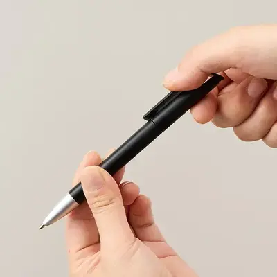 本体をひねることでペン先が出てきます。