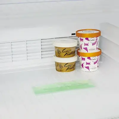 保冷剤ジェルは冷凍庫で凍らせて使います。