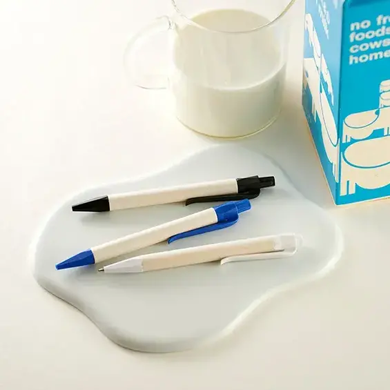 牛乳パックをリサイクルし、地球環境にやさしいサスティナブルなボールペンです。