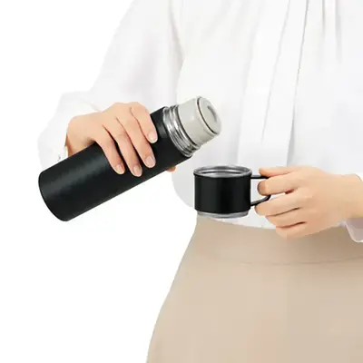 持ち手付きカップで安全に飲み物を注げます。 持ち手付きカップで安全に飲み物を注げます。