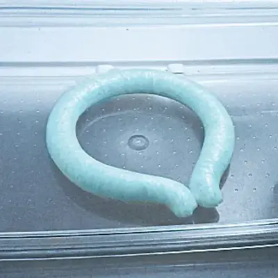 水や冷凍庫で冷やすとより早く固まります。 水や冷凍庫で冷やすとより早く固まります。