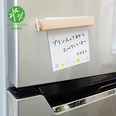 マグネット付きだから冷蔵庫などにくっつきます。 マグネット付きだから冷蔵庫などにくっつきます。
