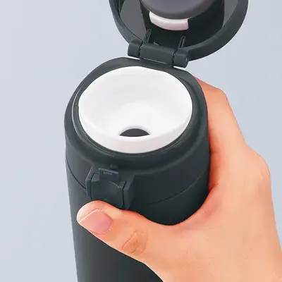 片手で扱えるワンタッチ式オープン。