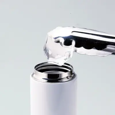 大口径だから大きな氷も入れやすい。 大口径だから大きな氷も入れやすい。