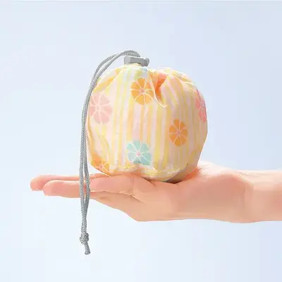 クルっと丸めてお手玉のようにコンパクトに収納できます。 クルっと丸めてお手玉のようにコンパクトに収納できます。