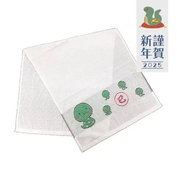かわいいヘビのイラストが刺繍されています。