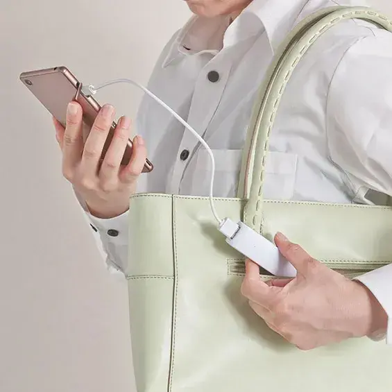 持ち運びやすい軽量バッテリーです。