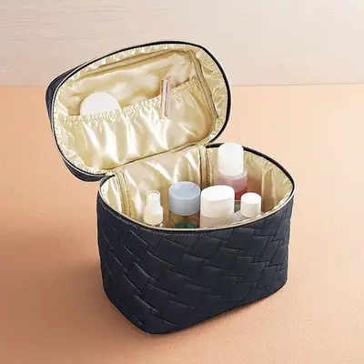 スキンケアボトルなどもすっぽり入ります。