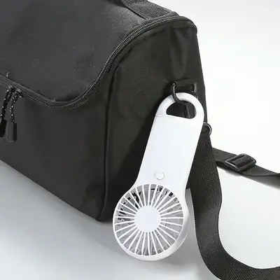 カラビナフック付きでぶら下げて持ち運びできます。 カラビナフック付きでぶら下げて持ち運びできます。