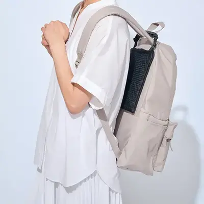 リュックや通学バッグと背中の間に入れてカラダを冷やせます。 リュックや通学バッグと背中の間に入れてカラダを冷やせます。