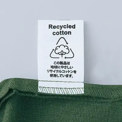 内側にはリサイクルコットンタグ付き。